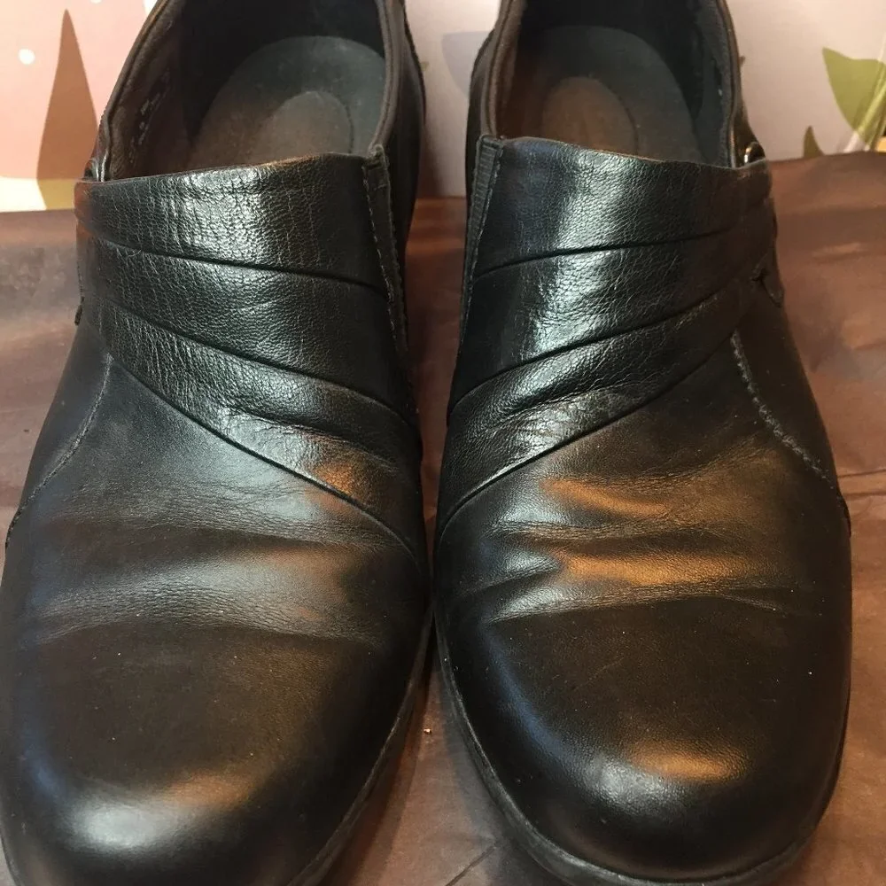 Clarks Bendables Leather Slip On  Size 10M